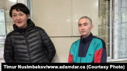 Әсия Төлесова мен Бейбарыс Толымбеков сот отырысының алдында. Алматы, 2019 жылғы 21 сәуір.