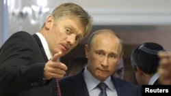 Președintele Vladimir Putin și purtătorul său de cuvînt Dmitri Peskov