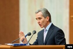 Iurie Leancă adresântu-se Parlamentului
