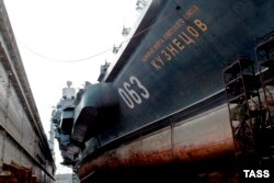 "Адмирал Кузнецов" в плавучем доке на ремонте под Мурманском. 2018 год