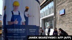 Грузиядагы мигранттарды ишке чакырган агенттиктин жарнамасы. Варшава. 2018-жыл, апрель.