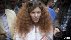 Journalist Yulia Latynina fled Russia after a suspected arson attack on her car. (file photo)