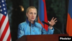 Armenia - U.S. Secretary of State Hillary Clinton at a news conference in Yerevan, 4Jun2012.
