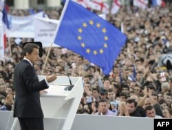 ნიკოლა სარკოზი სიტყვით მიმართავს თავისუფლების მოედანზე შეკრებილ მოქალაქეებს