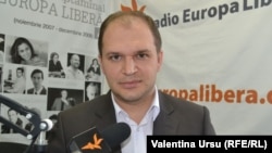 Ion Ceban în studioul Europei Libere de la Chișinău