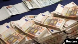 Španski policajci sa novcem zaplenjenim od srpskih kriminalaca, 13. februar 2012.