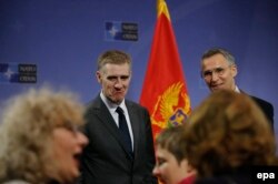 Отримання Чорногорією запрошення в НАТО: генеральний секретар Альянсу Єнс Столтенберґ та міністр закордонних справ Чорногорії Іґор Лукшич на спільній прес-конференції у Брюсселі