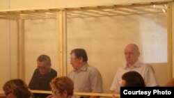 Слева направо: оппозиционные деятели Акжанат Аминов, Серик Сапаргали, Владимир Козлов на скамье подсудимых. Актау, 16 августа 2012 года. Фото с сайта twitter.
