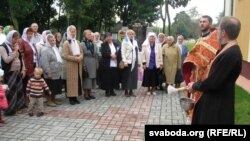Настаяцель царквы Георгія Пераможцы айцец Расьціслаў Салаўёў асьвячае падзячны мэдальён Канстанціну Астроскаму