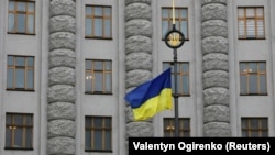 За словами Юлії Свириденко, зміни стосуються депутаток усіх рівнів рад, крім тих, хто отримує зарплату за свою роботу в органах місцевого самоврядування