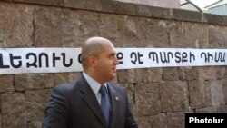 Armenia -- MInister of Education Armen Ashotian outside the parliament building in Yerevan, 04Jun2010