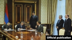 Armenia - President Serzh Sarkisian looks on as Rosneft chief Igor Sechin (second from left) and other business executives sign agreements in Yerevan, 25Dec2013.