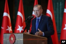 Recep Tayyip Erdoğan török elnök gazdasági szabadságharcnak állítja be a Török Nemzeti Bank kamatpolitikáját, ami az élelmiszer és más cikkek drágulásához vezetett az országban