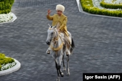 Бердымухамедов верхом на коне, апрель 2018 г.