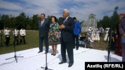 Артистлар алдында Дәүләт шурасы рәисе Фәрит Мөхәммәтшин чыгыш ясый