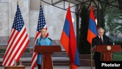 Armenia - U.S. Secretary of State Hillary Clinton and Armenian Foreign Minister Edward Nalbandian at a news conference in Yerevan, 4Jun2012.