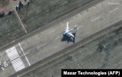 O imagine din satelit realizată de Maxar Technologies arată un bombardier în zbor la nord-est de Baza Aeriană Engels din Saratov.