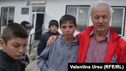 Florin Pindic Blaj printre copii la şcoala auxiliară din Nisporeni