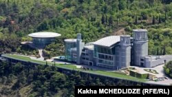 Огромный стеклянный бизнес-центр в Сололаки не зарегистрирован ни на Иванишвили, ни на его супругу.