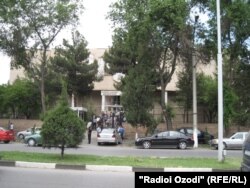 Здание суда в Согде, городе на севере Таджикистана, где проходит закрытый судебный процесс над 18 обвиняемыми.
