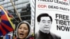 Proteste gatnaşan tibetliler Hytaýyň hökümetiniň Tibetde alyp barýan syýasatyna-da närazylyk bildirdiler.