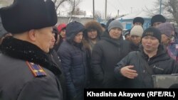Шетелден көлік алғандардың стадион алдындағы жиыны. Семей, 18 қаңтар 2020 жыл.