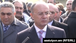 ՀՀ Պաշտպանության նախարար Սեյրան Օհանյանը «Եռաբլուր» զինվորական պանթեոնում, 25-ը փետրվարի, 2015թ.