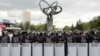 Сотрудники полицейского спецназа, преградившие путь протестующим в день президентских выборов в июне 2019 года 