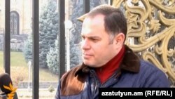 Հովհաննես Սահակյանը հարցազրույց է տալիս «Ազատություն» ռադիոկայանին, արխիվ