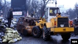 Protestatarii antiguvernamentali deblocînd strada Hrușevski la Kiev