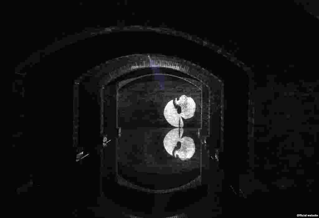 Instalația video-sunet „Genko-an 64287“ realizată de Heiner Goebbels în rezervorul istoric de apă de pe Mathildenhöhe Darmstadt