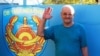 Журналист и правозащитник Александр Харламов фотографируется у ворот СИЗО после своего освобождения. Усть-Каменогорск, 4 сентября 2013 года. Фото из архива Харламова.