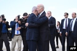 Izraelski premijer Benjamin Netanjahu grli predsednika SAD Džoa Bajdena na aerodromu Ben Gurion u Tel Avivu, 18. oktobar 2023.