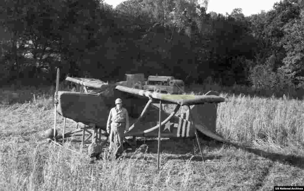 Inspired by the British victory in Africa, the United States then founded its own secret “Ghost Army” made up almost exclusively of artists or art students whose job was front-line deception.