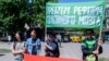 Без реформ у свідомості нічого не зробиш, говорять активісти. &laquo;Монстрація&raquo; стартувала від напівзруйного будинку Русова на Соборній площі