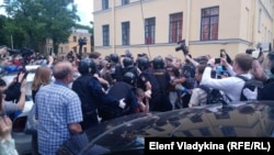 Задержания активистов у здания суда 