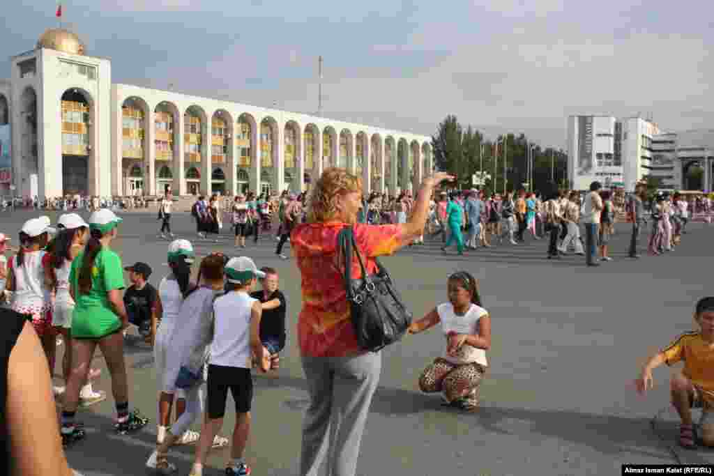 На подмогу приходят учителя школ, которые помогают разучить движения.