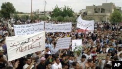 Hökümete garşy protestçiler Talbiseh şäherinde, 2011-nji ýylyň 27-nji maýy. 