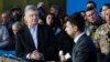 Кандидати на посаду президента України Петро Порошенко і Володимир Зеленський (праворуч) під час дебатів на стадіоні «Олімпійський». Київ, 19 квітня 2019 року