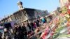 Люди вшановують Героїв Небесної Сотні, Майдан Незалежності, Київ, 7 березня 2014 року 