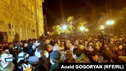 На площадке перед парламентом в Сухуме, где сегодня заседала комиссия, было многолюдно