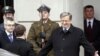 Польшанын президенти Бронислав Коморовски Орусиянын мамлекет башчысы Дмитрий Медведевди кучак жайып тосуп алды, Варшава, 6-декабрь, 2010