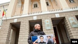 Anatol Mătăsaru, la un protest în fața MAI, 7 aprilie 2013