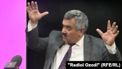 Хайрандеш мегӯяд, ҳеҷ гоҳ бо нияти "косалесиву чоплусӣ" мадҳия нанавиштааст.