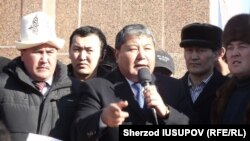 Мелис Мырзакматов выступает на митинге в свою поддержку.