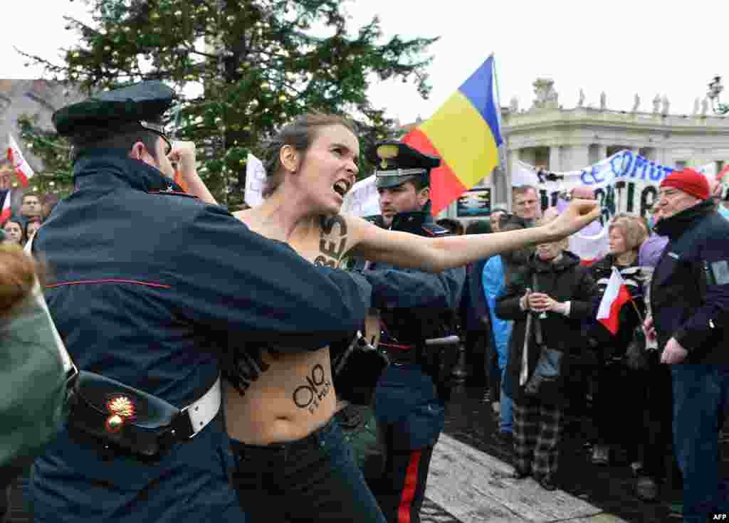 Femen влаштували протест у Ватикані проти «гомофобії» католицької церкви, 13 січня 2013 року