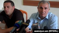 ՀՅԴ Գյուրիի մարզային կոմիտեի ներկայացուցիչ Գեւորգ Ալեքյանը (ձ) եւ Շիրակի մարզպետարանի ֆինանսատնտեսական վարչության պետի տեղակալ Հովսեփ Սիմոնյանը լրագրողների հետ հանդիպմանը: 