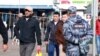 "Платеж за бдительность". В России предложили платить за доносы на мигрантов 