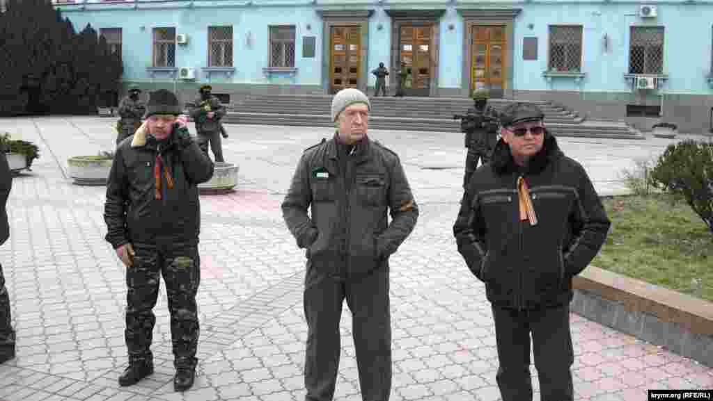 Жасақ мүшелерінің артында "жасыл адамдар" тұрды. 