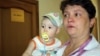 Мать пограничника Владислава Челаха Светлана Ващенко со своим восьмимесячным сыном. Алматы, 23 июля 2012 года.